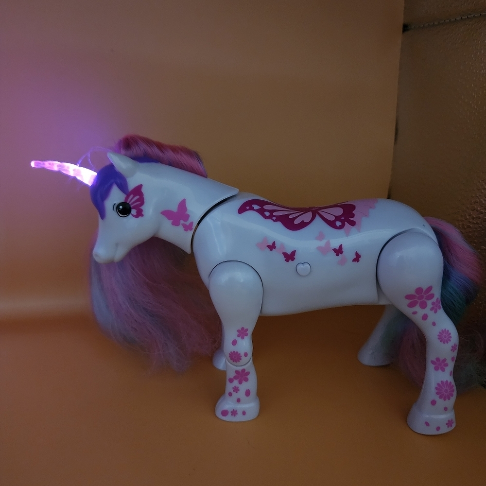 Little Live Pets Shimmer Dancing Unicorn Interactive Lights & Sounds